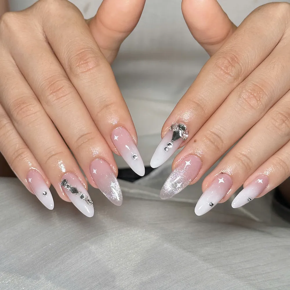 Nail ombre đính đá bạc làm tại Huệ