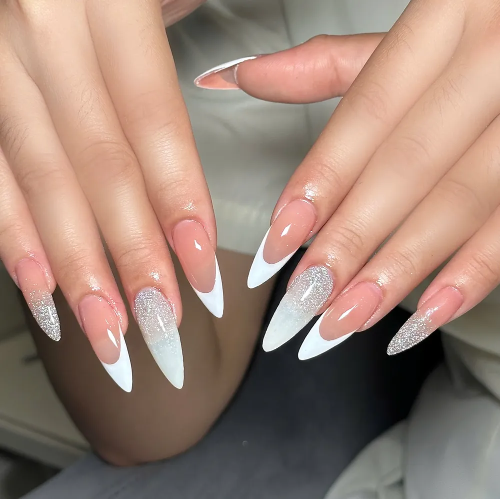 Nail french kết hợp nhũ làm tại Huệ