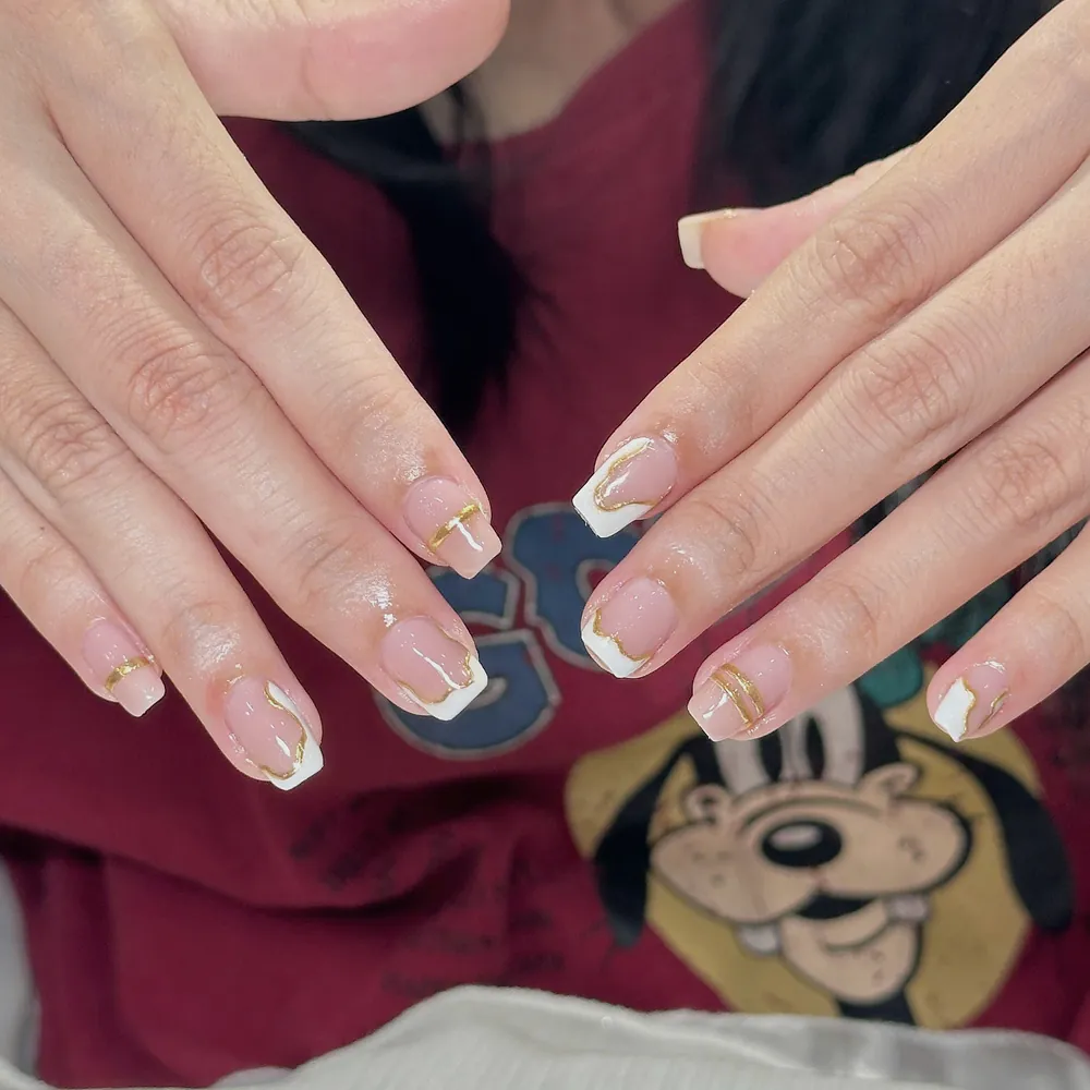 Nail french viền vàng làm tại Huệ