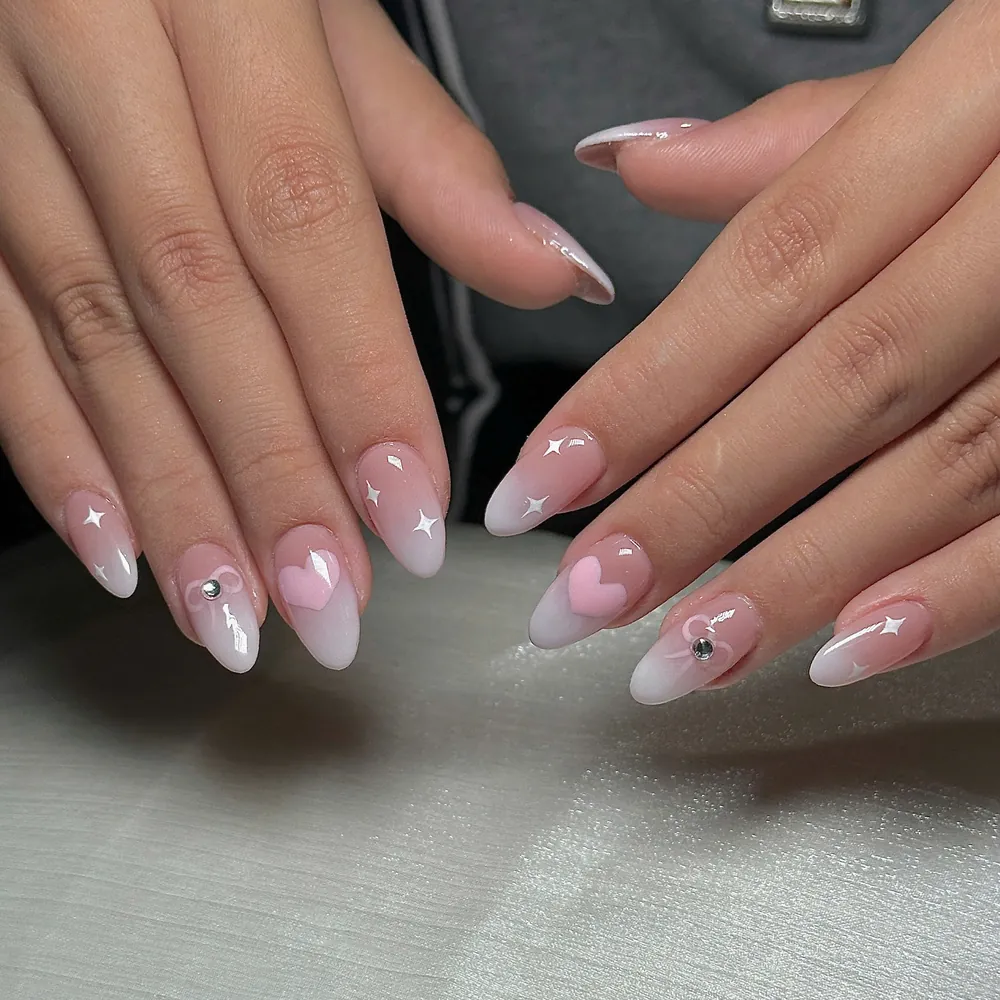 Nail ombre vẽ trái tim làm tại Huệ