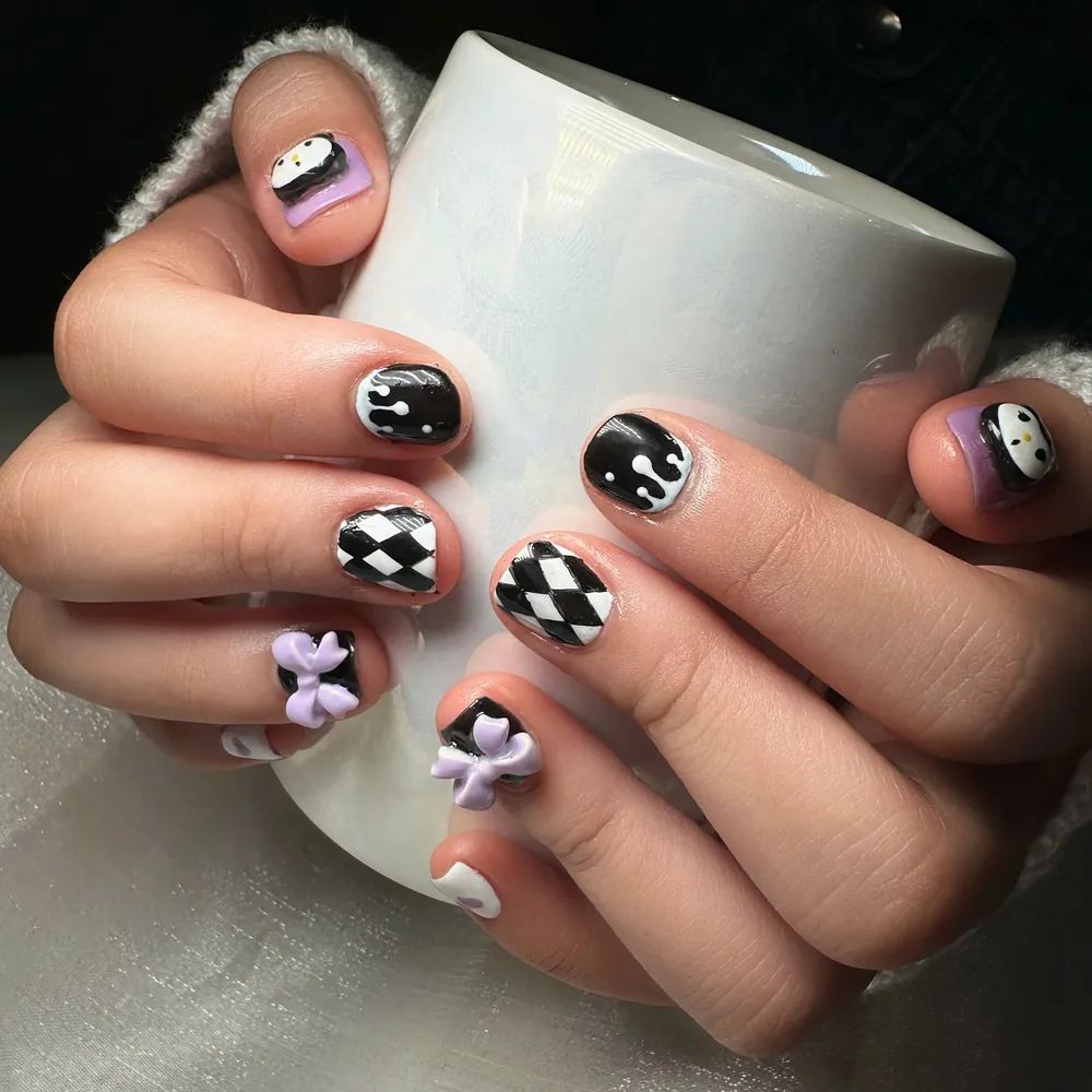 Nail vẽ caro đen trắng đính nơ làm tại Huệ
