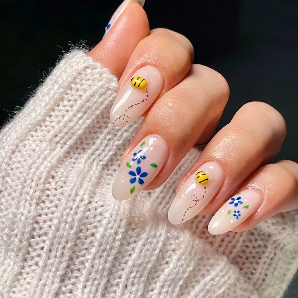 Nail vẽ hoa và ong nhỏ làm tại Huệ