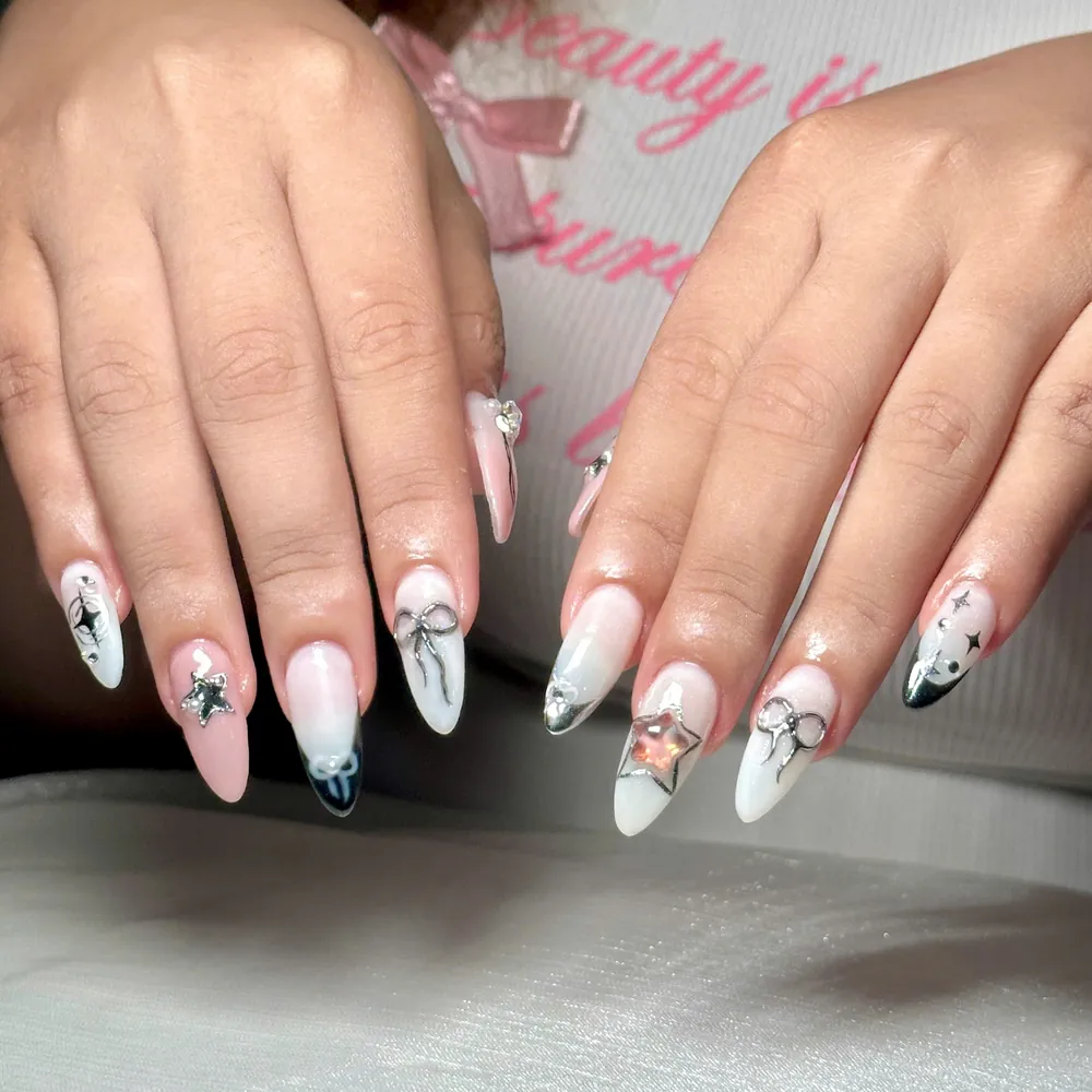 Nail vẽ nơ đen phong cách Hàn Quốc làm tại Huệ