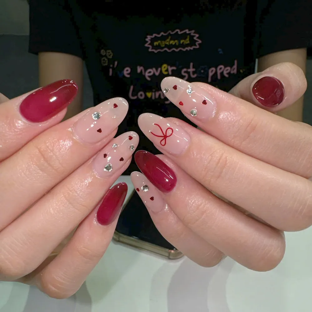 Nail đỏ vẽ tim và nơ làm tại Huệ